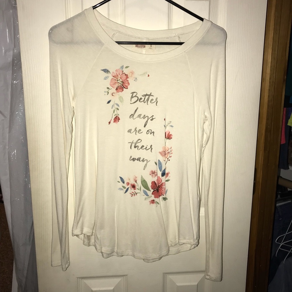 Super cute hollister shirt 🌸